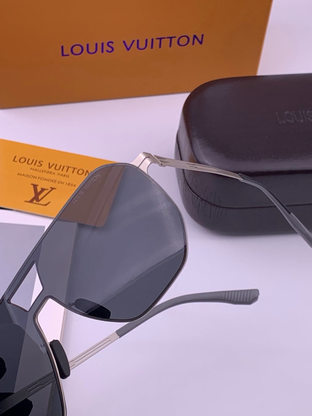 Louis Vuitton L010 Fashion Gold Lens Sunglasses for Men & Women - 357635 - detail image 3
