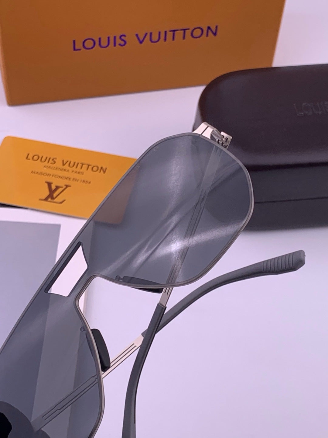Louis Vuitton L010 Fashion Gold Lens Sunglasses for Men & Women - 357635 - detail image 4