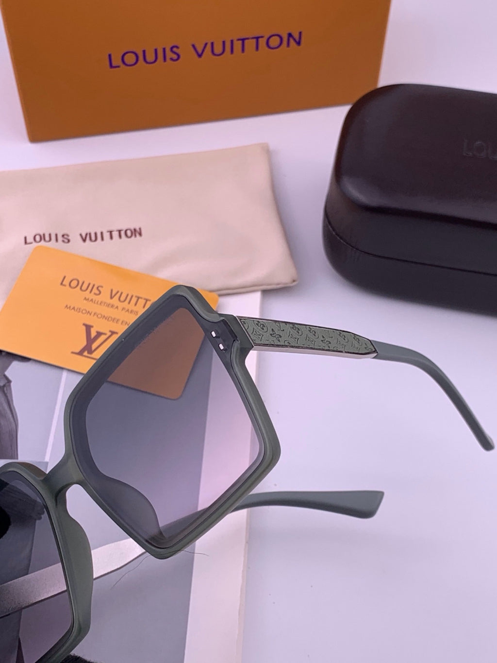 Louis Vuitton L1577 Polarized Square Gray Lens Sunglasses for Men & W - 357615 - detail image 3