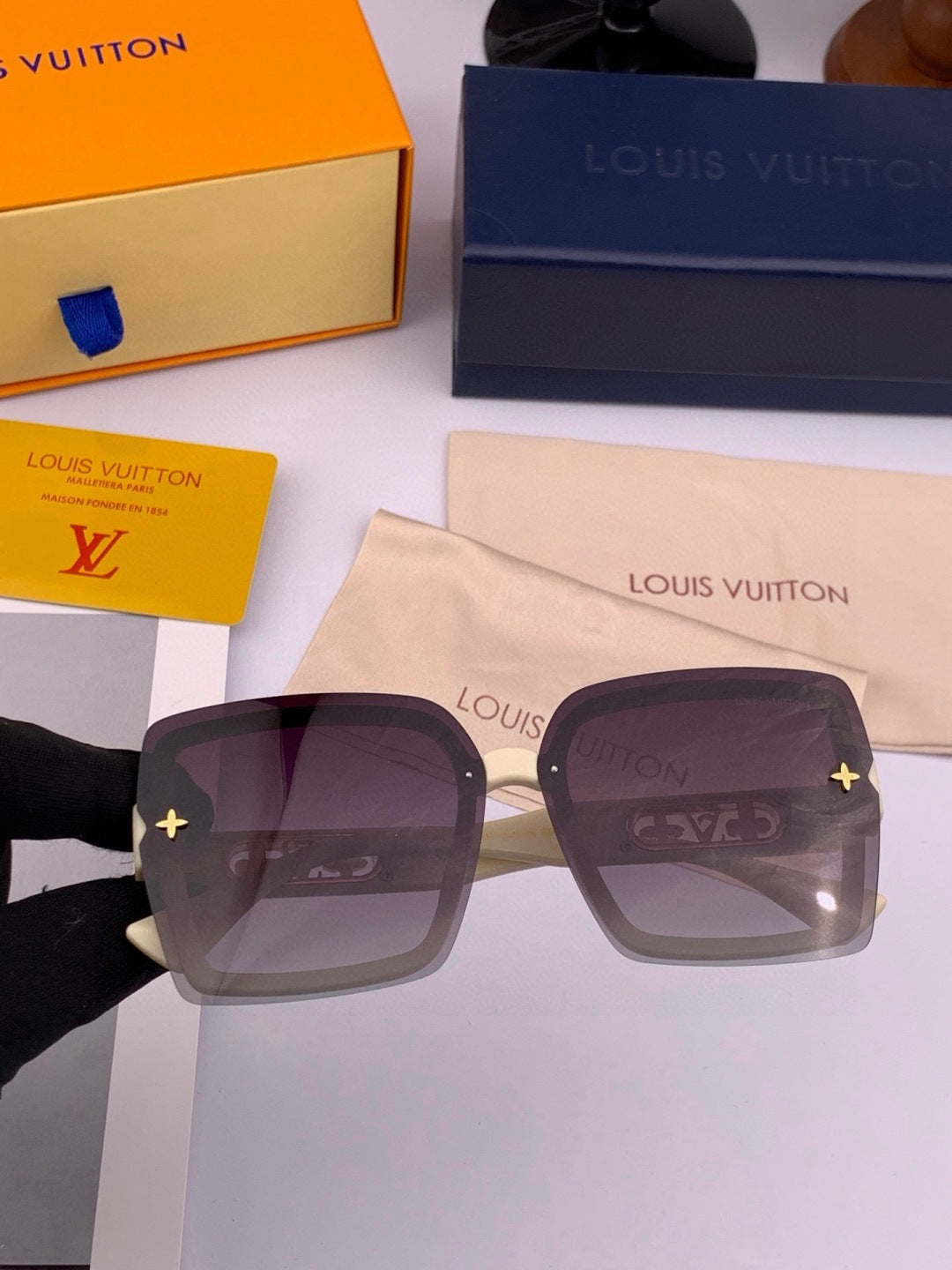 Louis Vuitton Fashion Gold Lens Sunglasses for Men & Women - 371459 - detail image 2