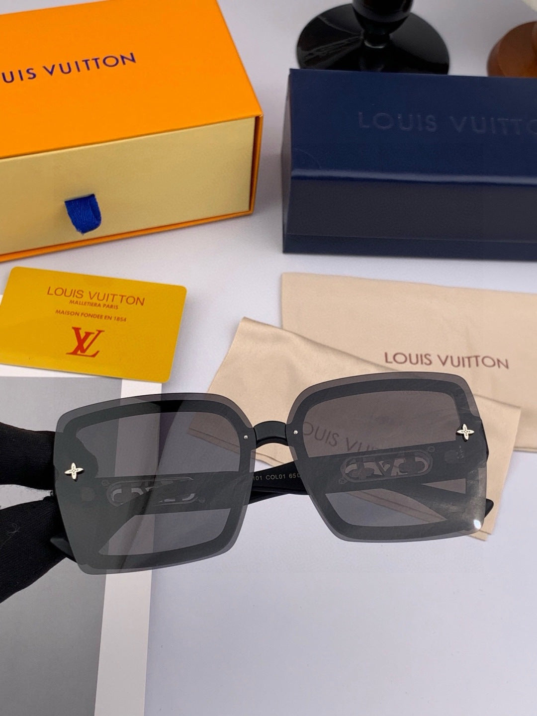 Louis Vuitton Fashion Gold Lens Sunglasses for Men & Women - 371459 - detail image 3