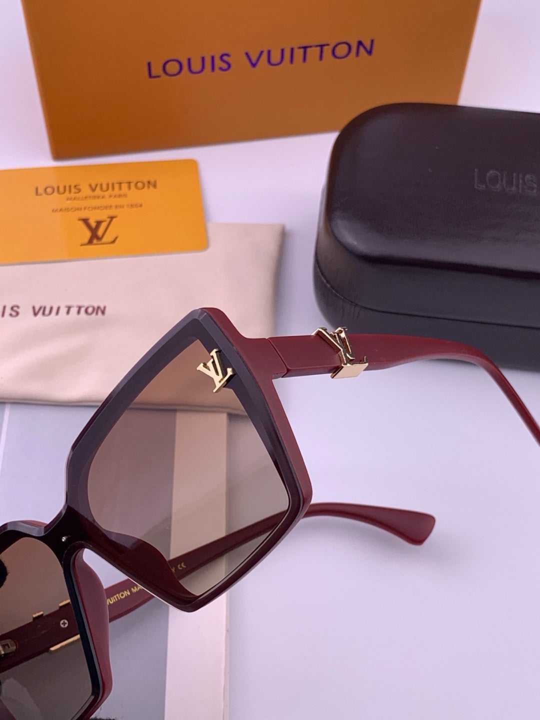 Louis Vuitton L57002 Oversized Purple Lens Sunglasses for Men & Women - 371456 - detail image 5
