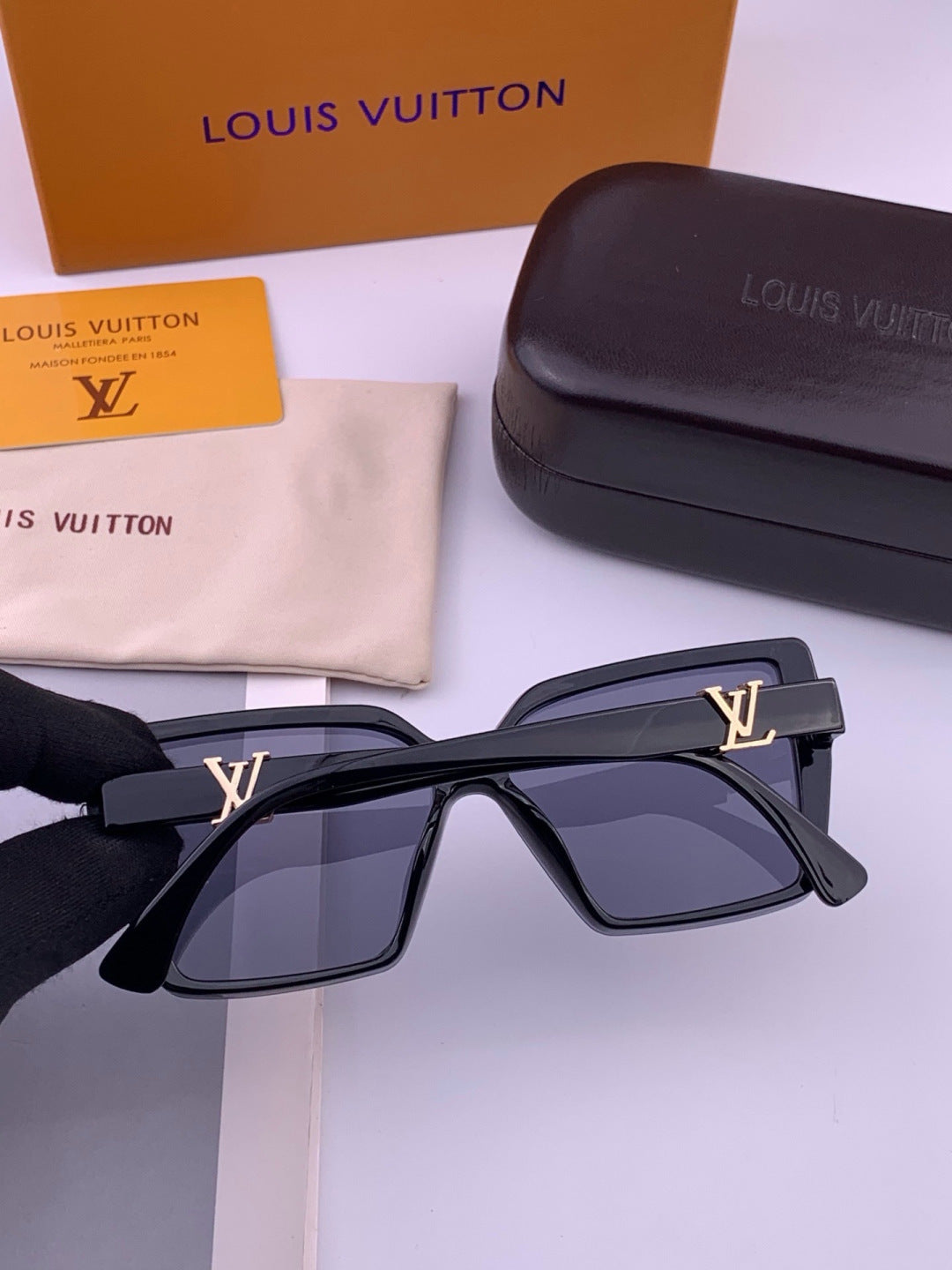 Louis Vuitton L57002 Oversized Black Lens Sunglasses for Men & Women - 371457 - detail image 4