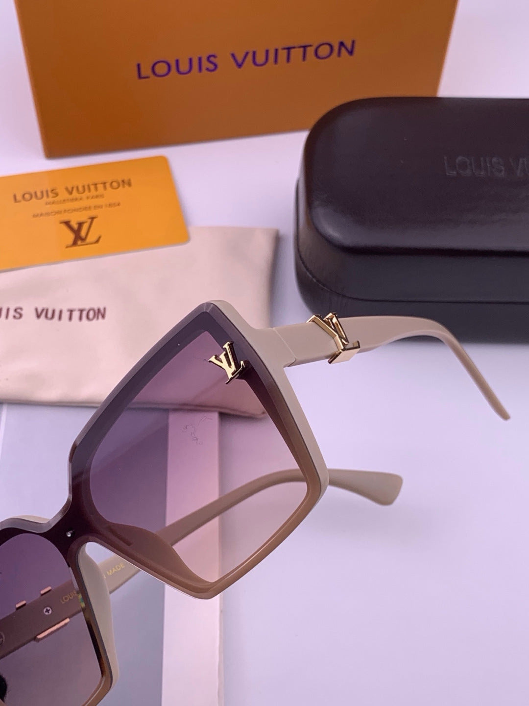Louis Vuitton L57002 Oversized Purple Lens Sunglasses for Men & Women - 371458 - detail image 3