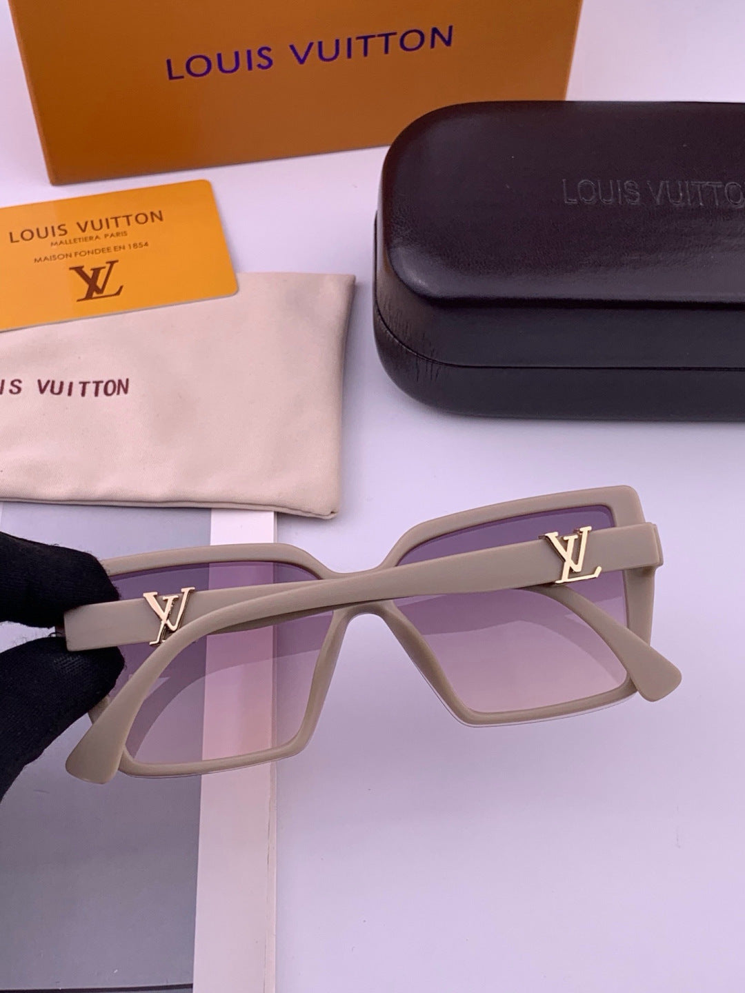 Louis Vuitton L57002 Oversized Purple Lens Sunglasses for Men & Women - 371458 - detail image 4
