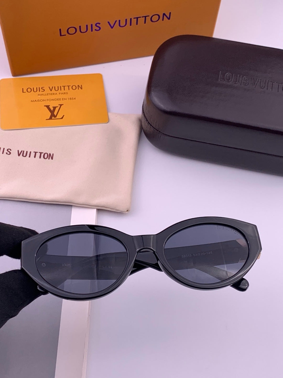 Louis Vuitton L15803 Square Black Lens Sunglasses for Women - 371444