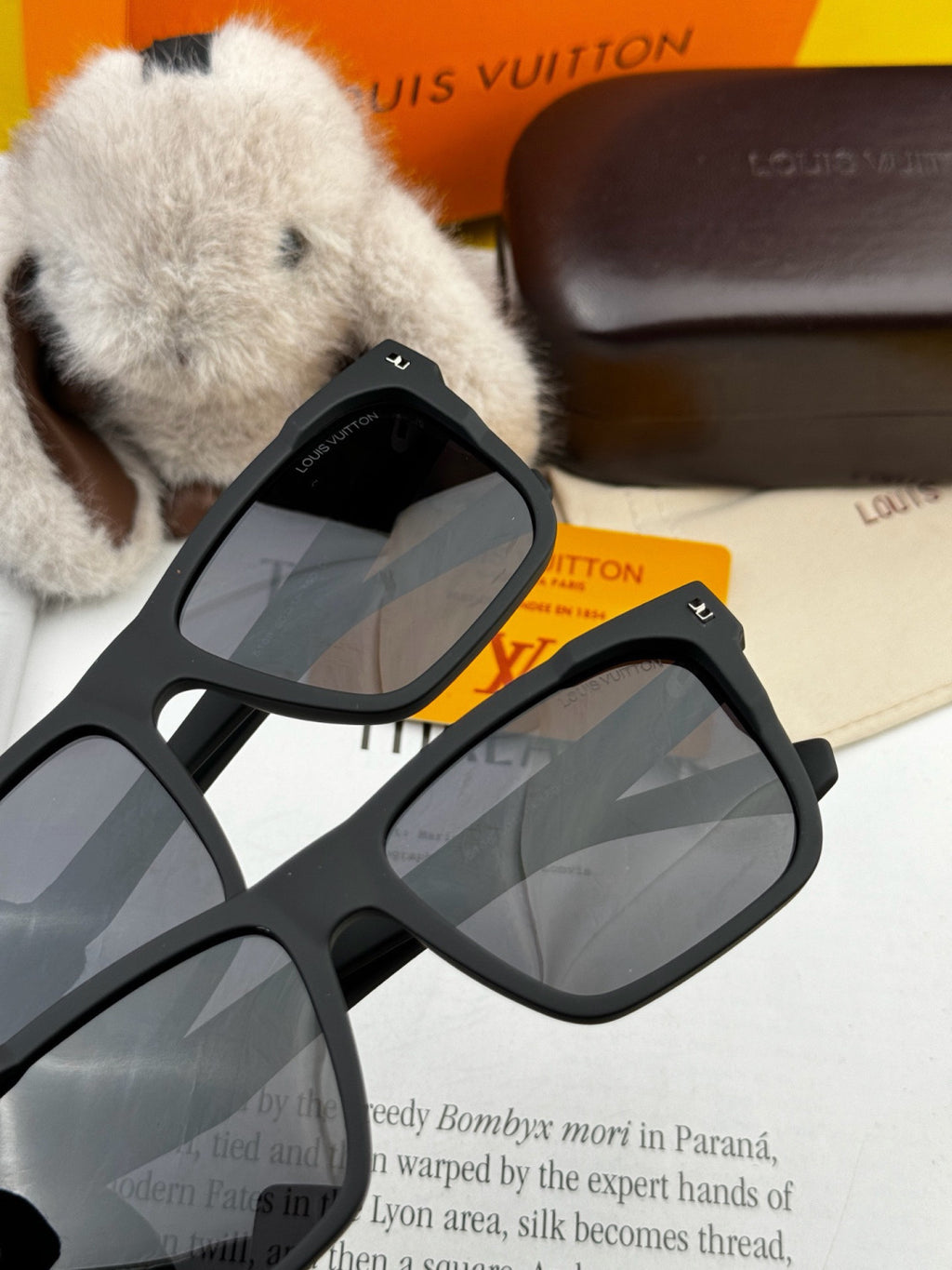 Louis Vuitton L8510 Square Gold Lens Sunglasses for Men & Women - detail image 4