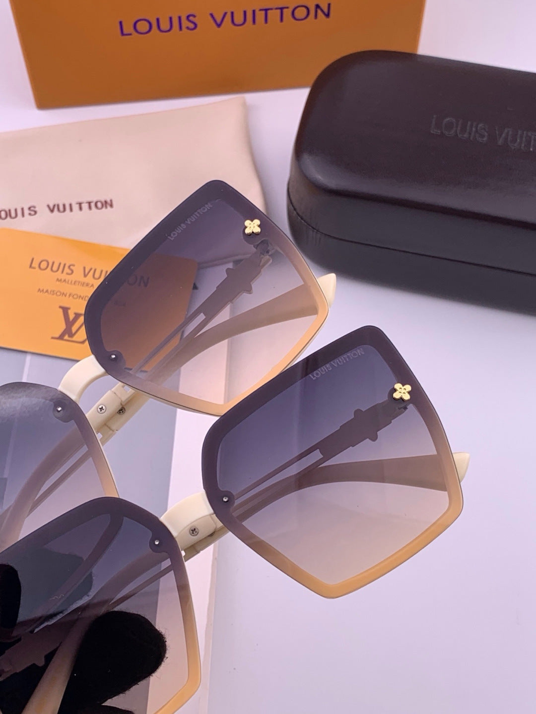 Louis Vuitton L6302 Square Gold Lens Sunglasses for Men & Women - 371346 - detail image 3