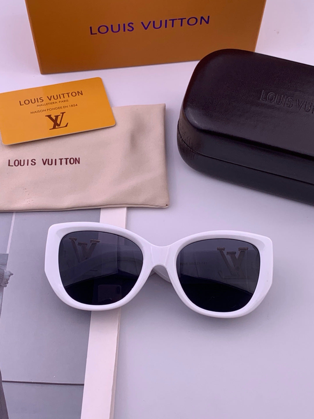 Louis Vuitton L5626 Square Pink Lens Sunglasses for Women - 371347 - detail image 7