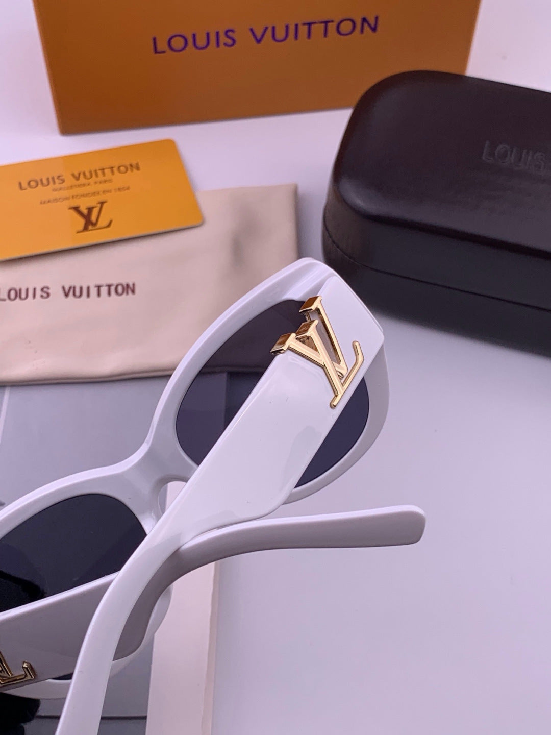 Louis Vuitton L5626 Square Pink Lens Sunglasses for Women - 371347 - detail image 4