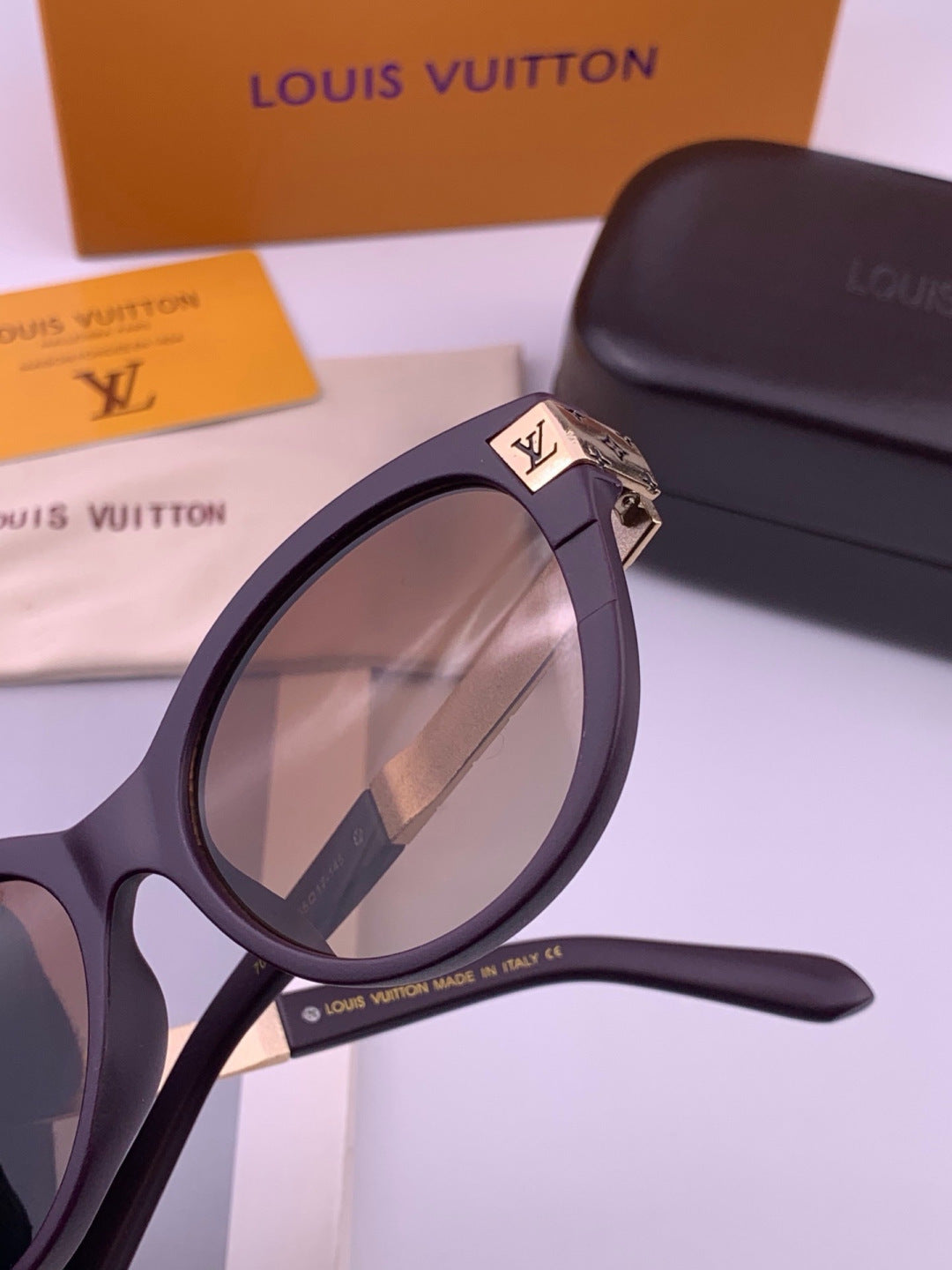 Louis Vuitton L87000 Oversized Black Lens Sunglasses for Men & Women - 371351 - detail image 5