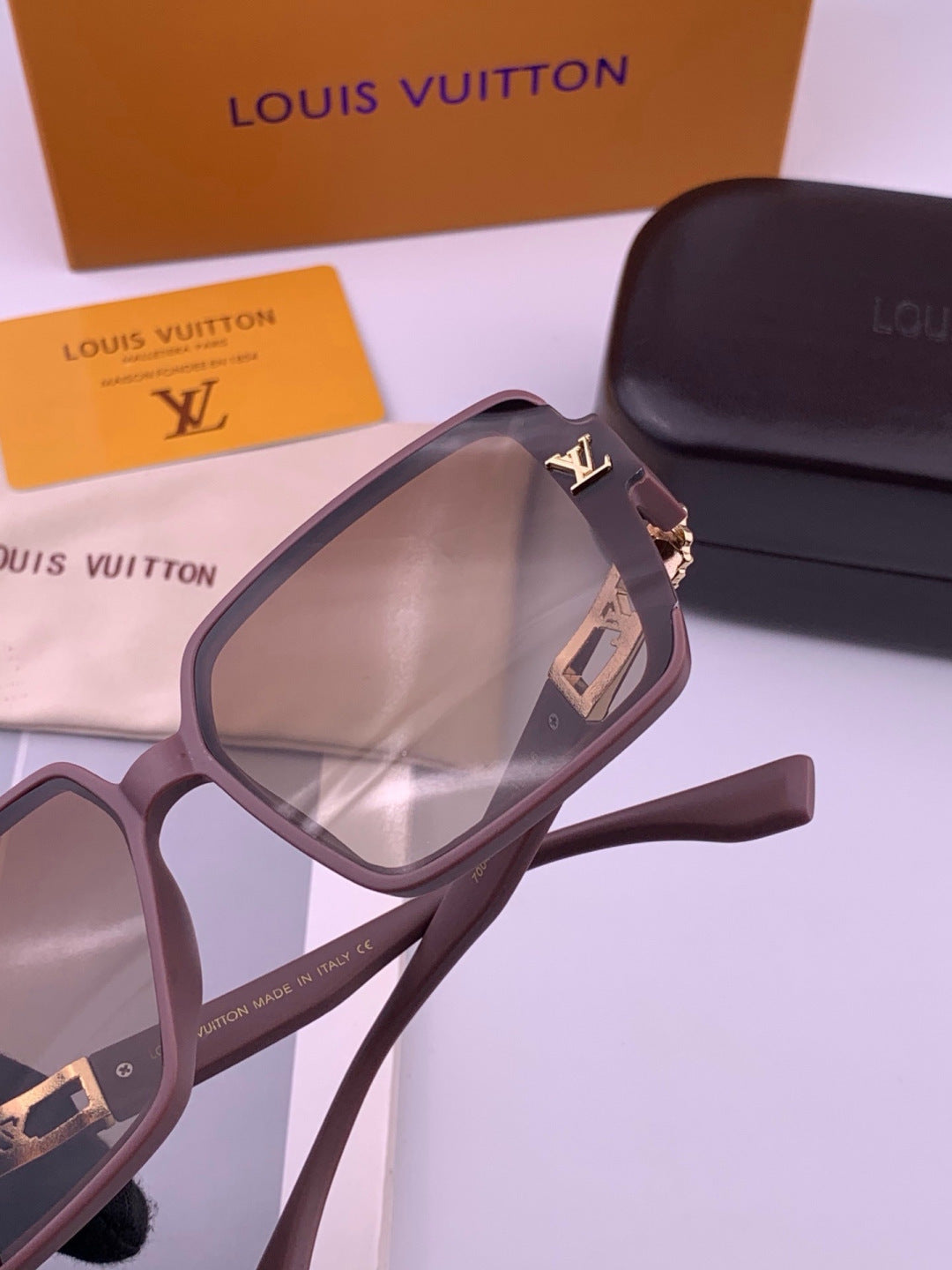Louis Vuitton L77004 Oversized Purple Lens Sunglasses for Men & Women - 371357 - detail image 5