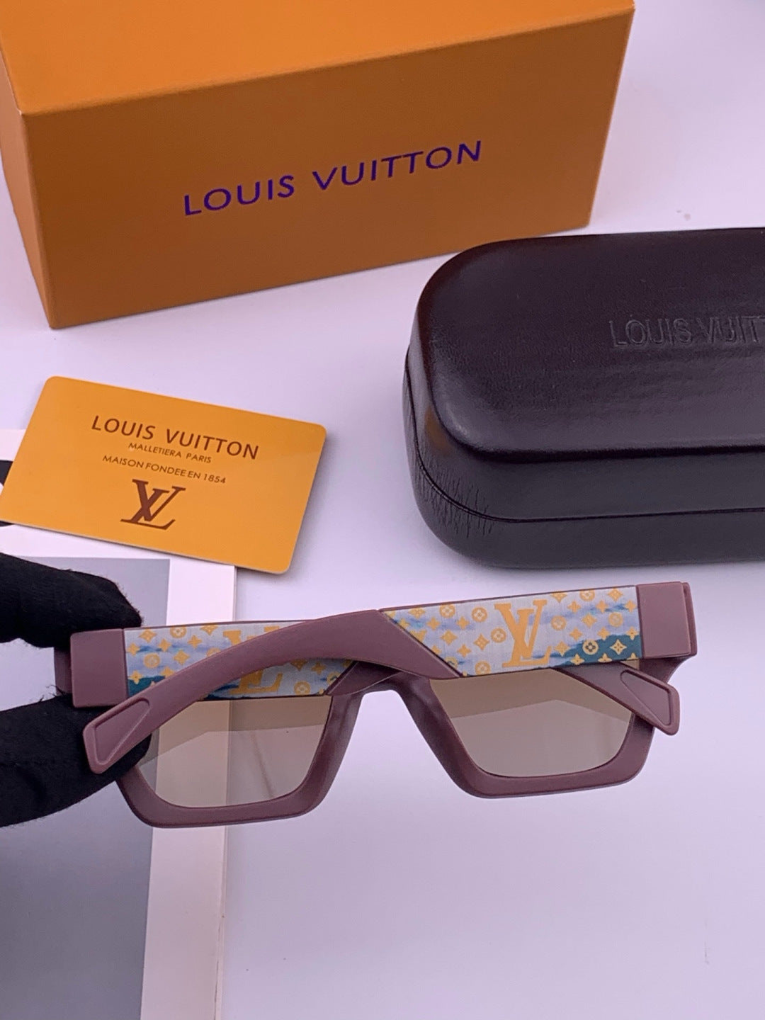 Louis Vuitton L37000 Oversized Brown Lens Sunglasses for Men & Women - 371327 - detail image 6