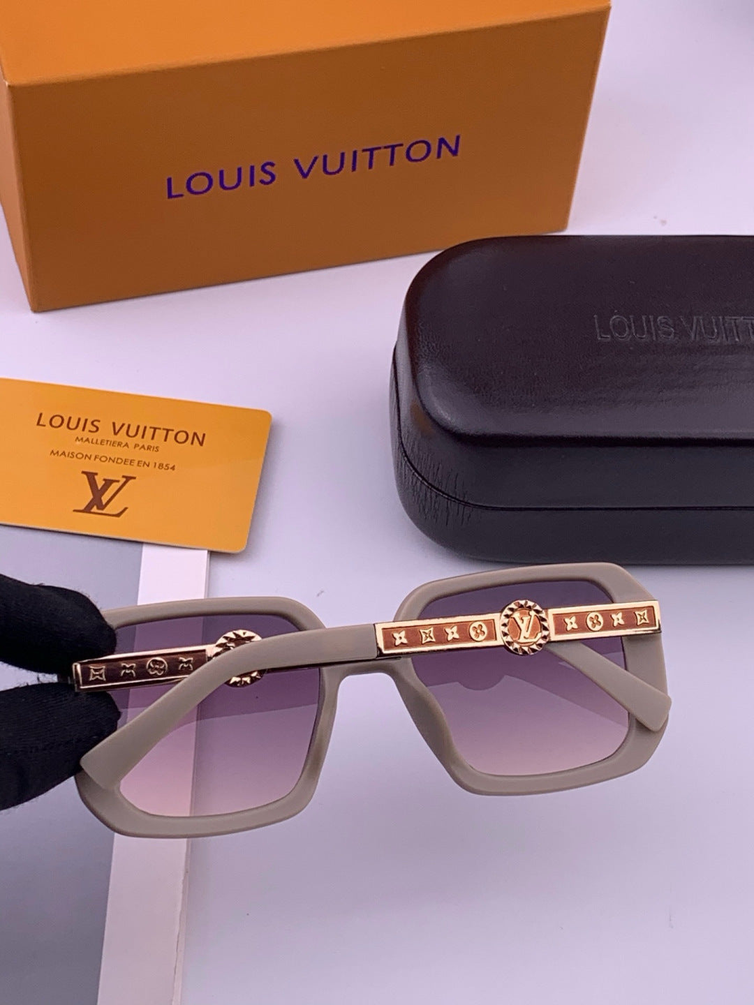 Louis Vuitton L37007 Oversized Brown Lens Sunglasses for Men & Women - 371329 - detail image 6