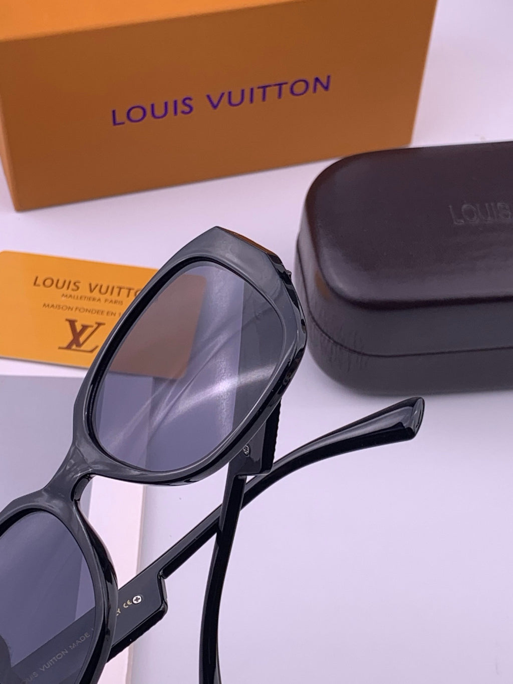 Louis Vuitton L17006 Oversized Black Lens Sunglasses for Men & Women - 371332 - detail image 3