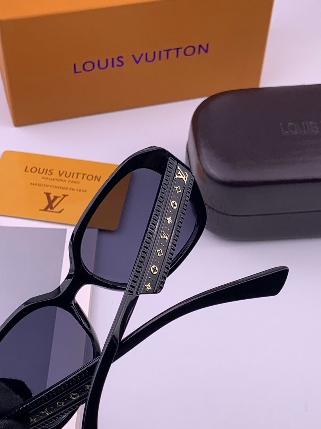 Louis Vuitton L17006 Oversized Black Lens Sunglasses for Men & Women - 371332 - detail image 6