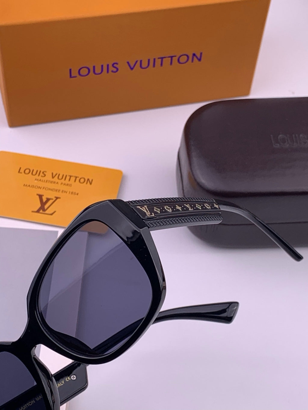 Louis Vuitton L17006 Oversized Black Lens Sunglasses for Men & Women - 371332 - detail image 4