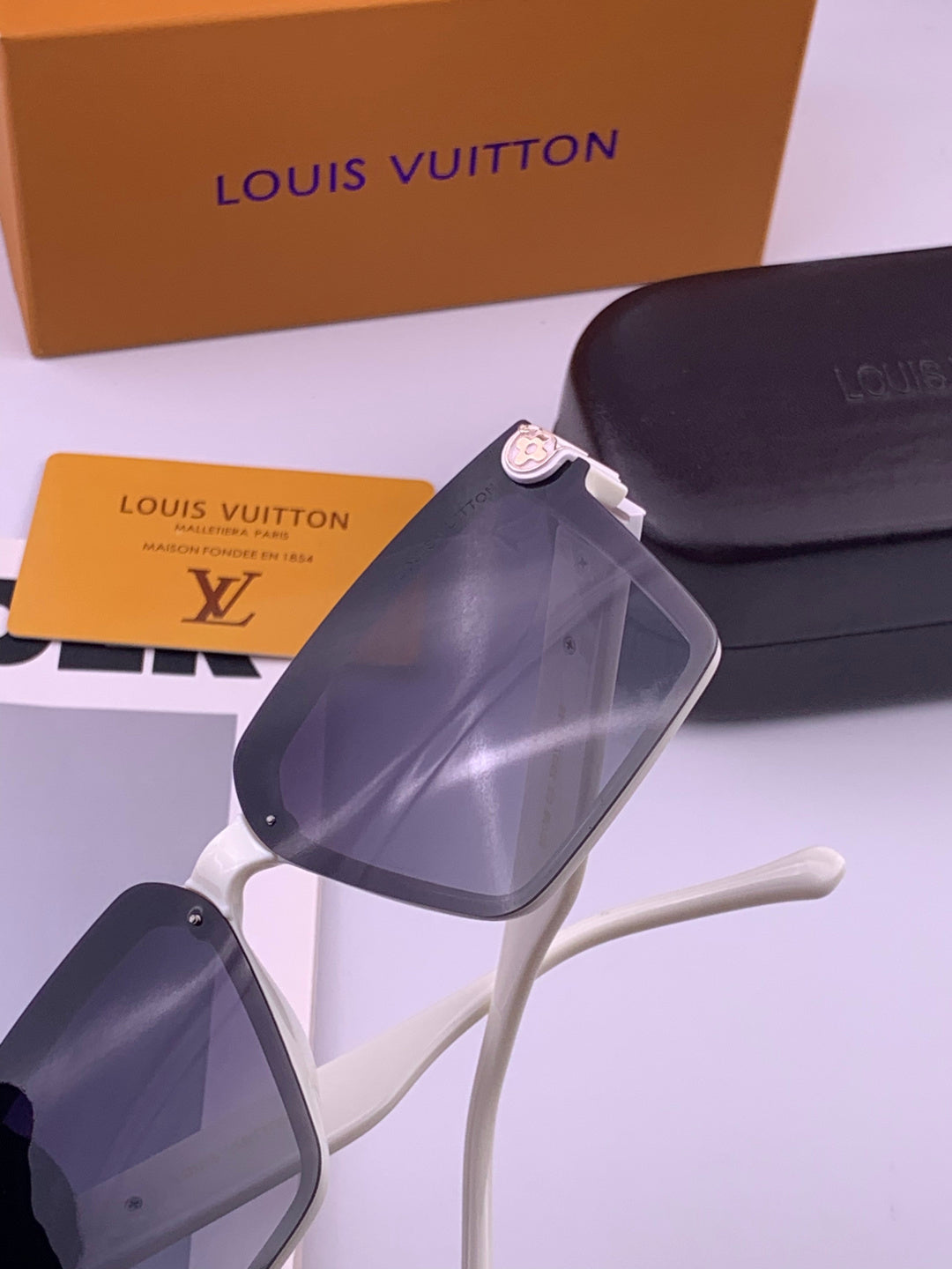 Louis Vuitton L83018 Square Brown Lens Sunglasses for Men & Women - 371333 - detail image 4