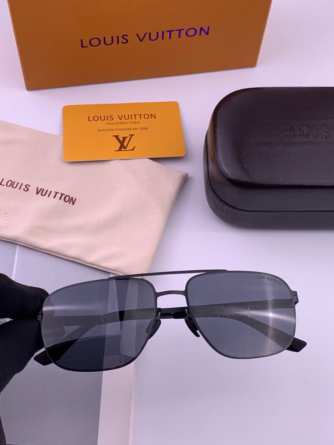 Louis Vuitton L5760 Fashion Gray Lens Sunglasses for Men & Women - 371314 - detail image 3