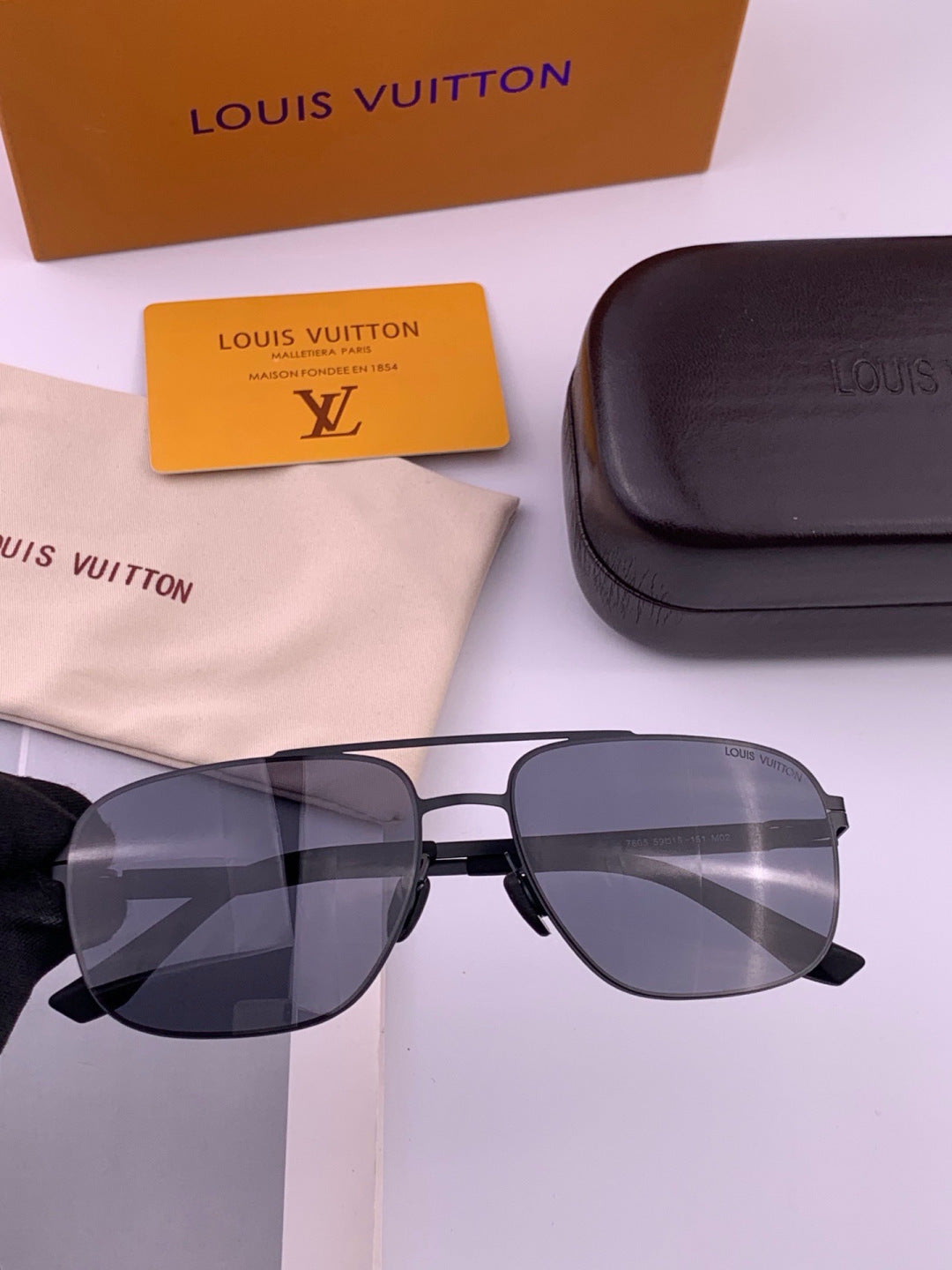 Louis Vuitton L5760 Fashion Gray Lens Sunglasses for Men & Women - 371314