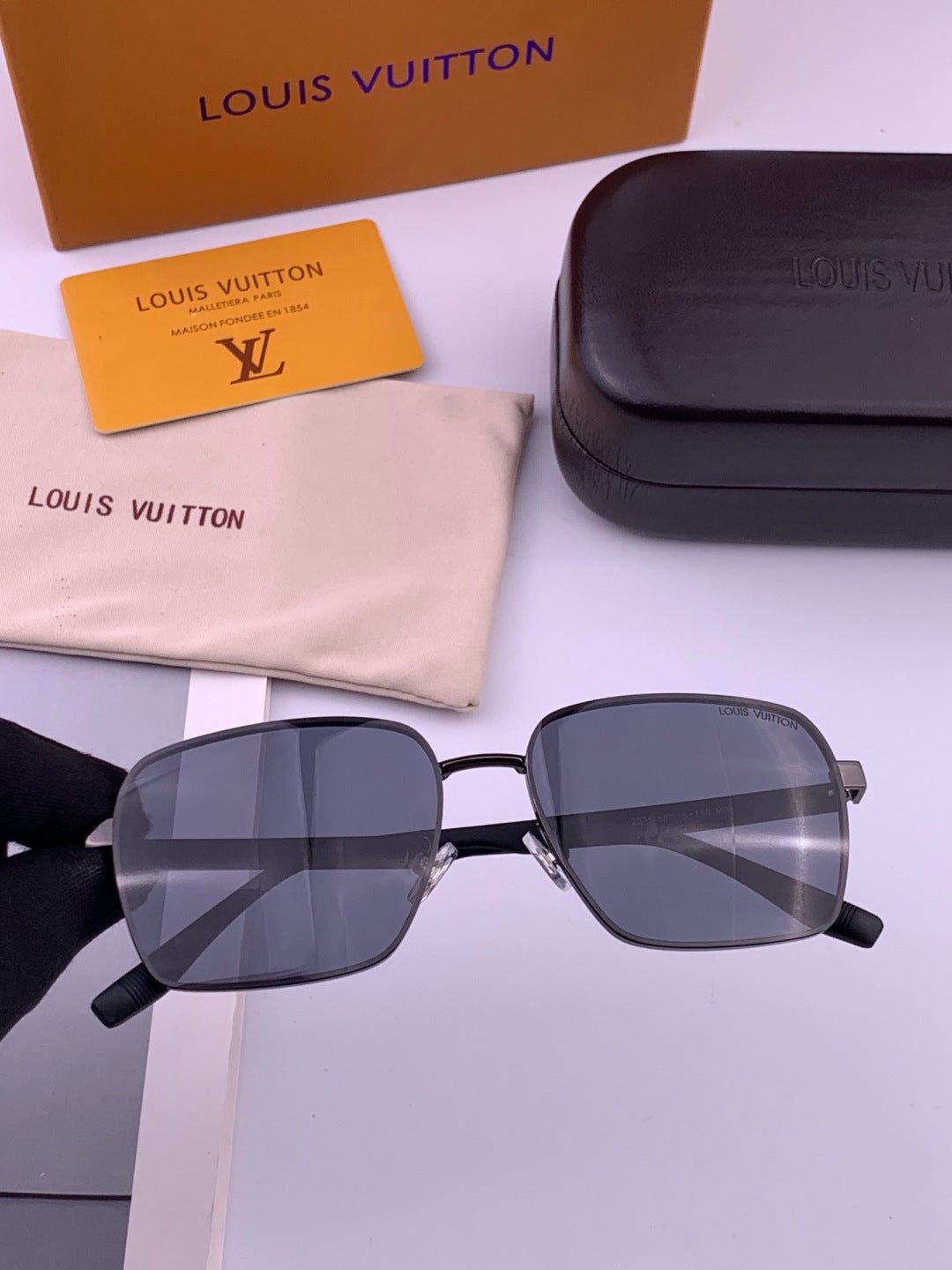Louis Vuitton L5253 Polarized Aviator Blue Lens Sunglasses for Men - 371316