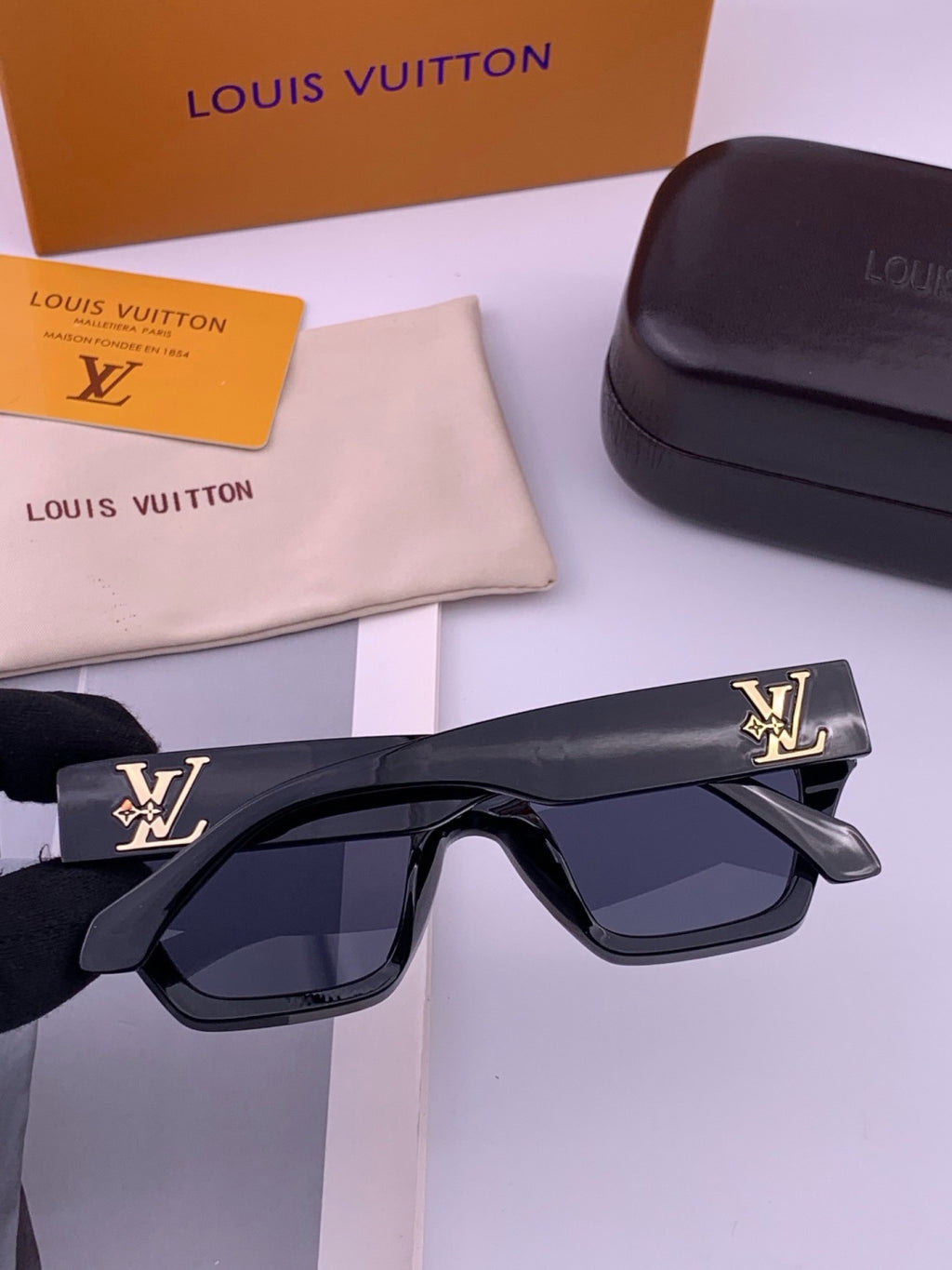 Louis Vuitton L26900 Square Black Lens Sunglasses for Women - 371312 - detail image 5