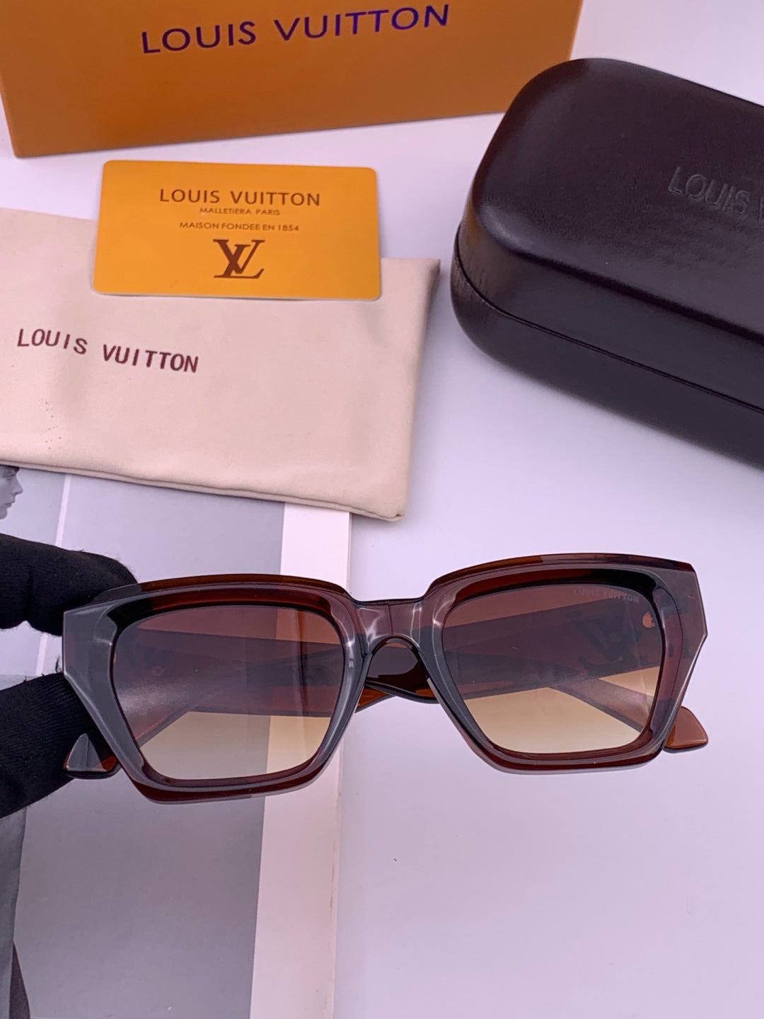 Louis Vuitton L26900 Square Black Lens Sunglasses for Women - 371312 - detail image 2
