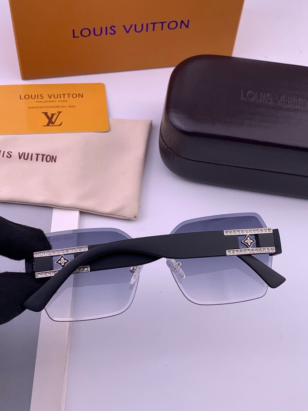 Louis Vuitton L9261 Square Black Lens Sunglasses for Men & Women - 371298 - detail image 4