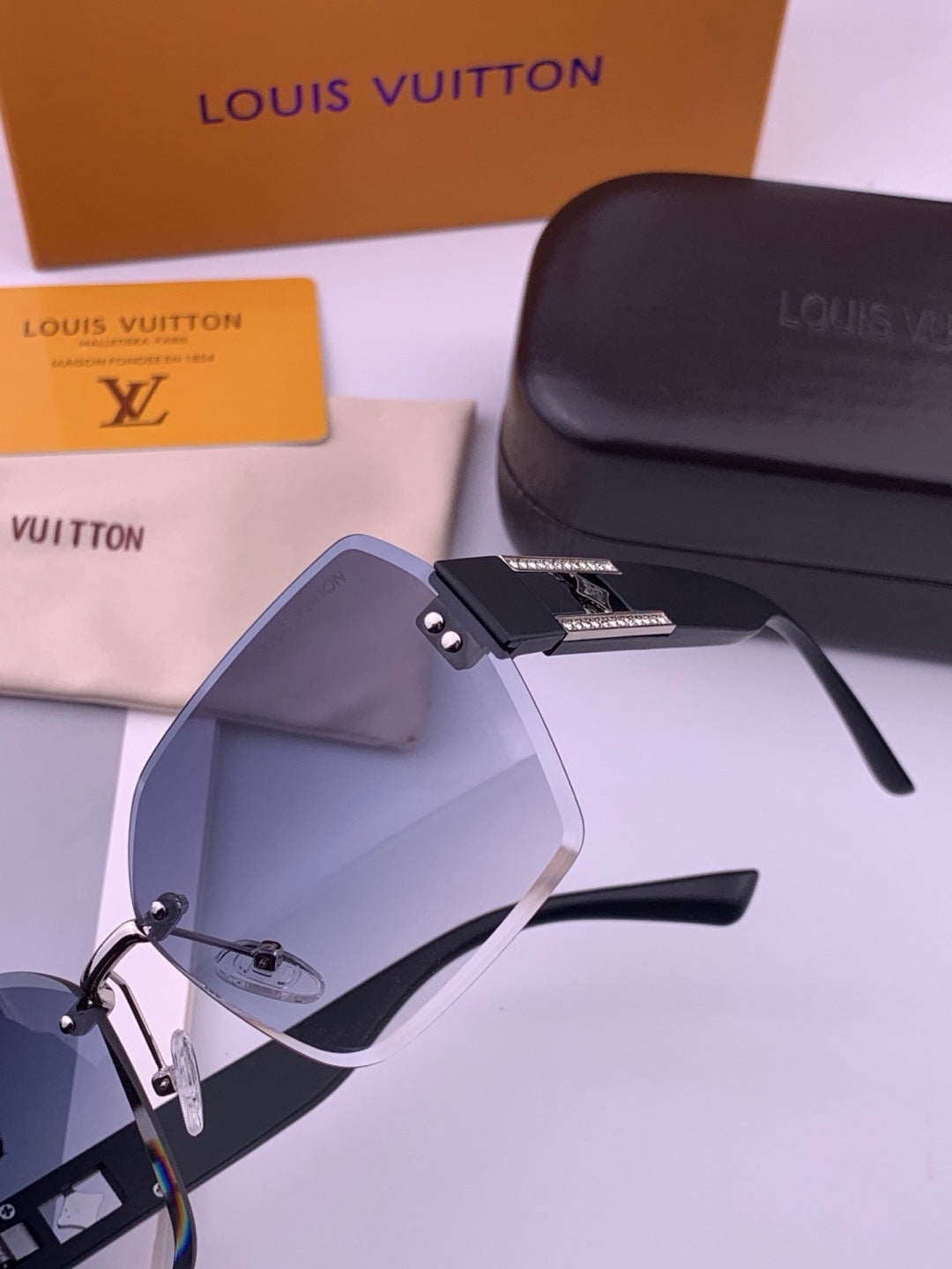 Louis Vuitton L9261 Square Black Lens Sunglasses for Men & Women - 371298 - detail image 3