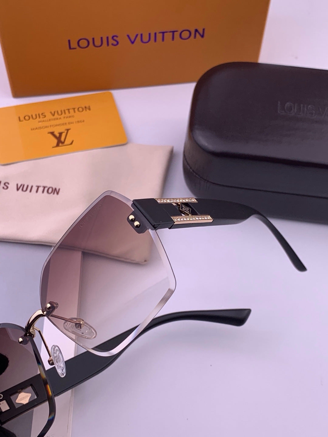 Louis Vuitton L9261 Square Black Lens Sunglasses for Men & Women - 371299 - detail image 3