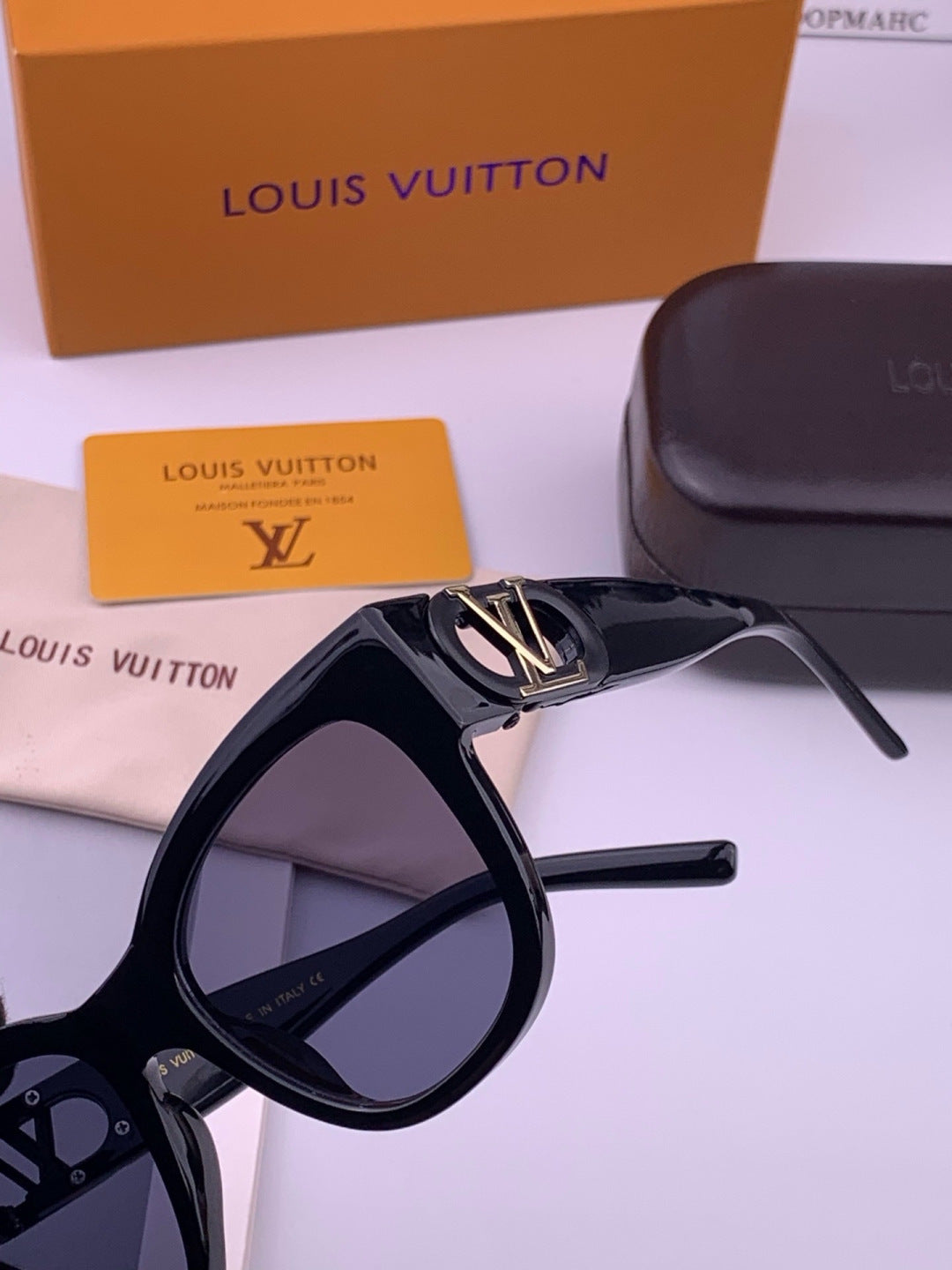 Louis Vuitton L07002 Square Black Lens Sunglasses for Women - 371301 - detail image 3