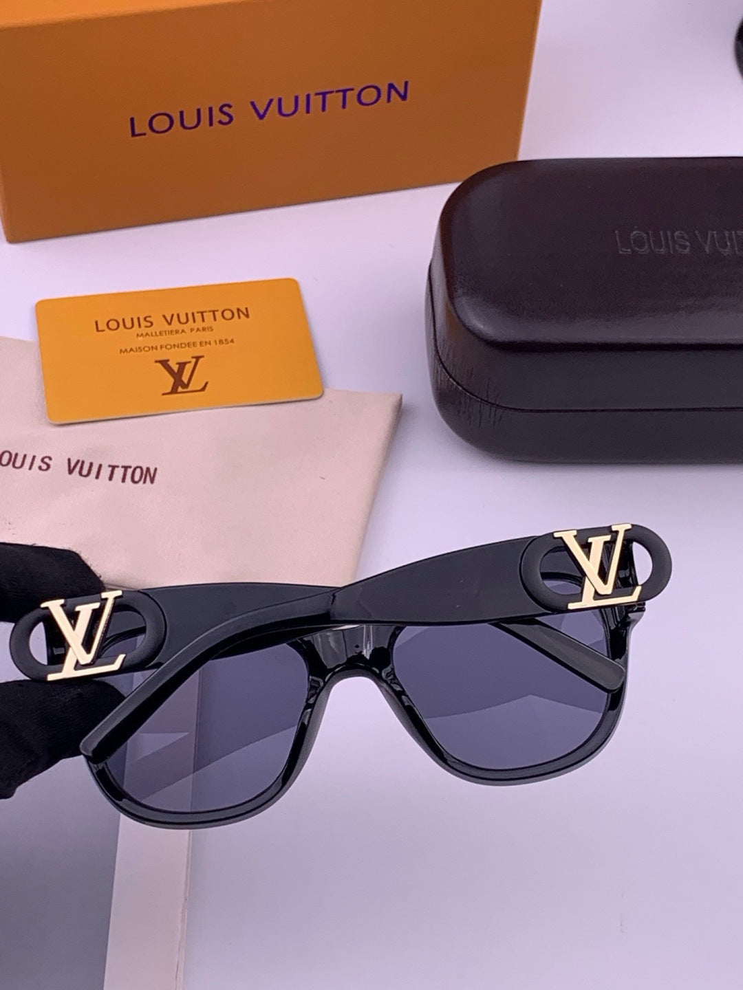 Louis Vuitton L07002 Square Black Lens Sunglasses for Women - 371301 - detail image 4