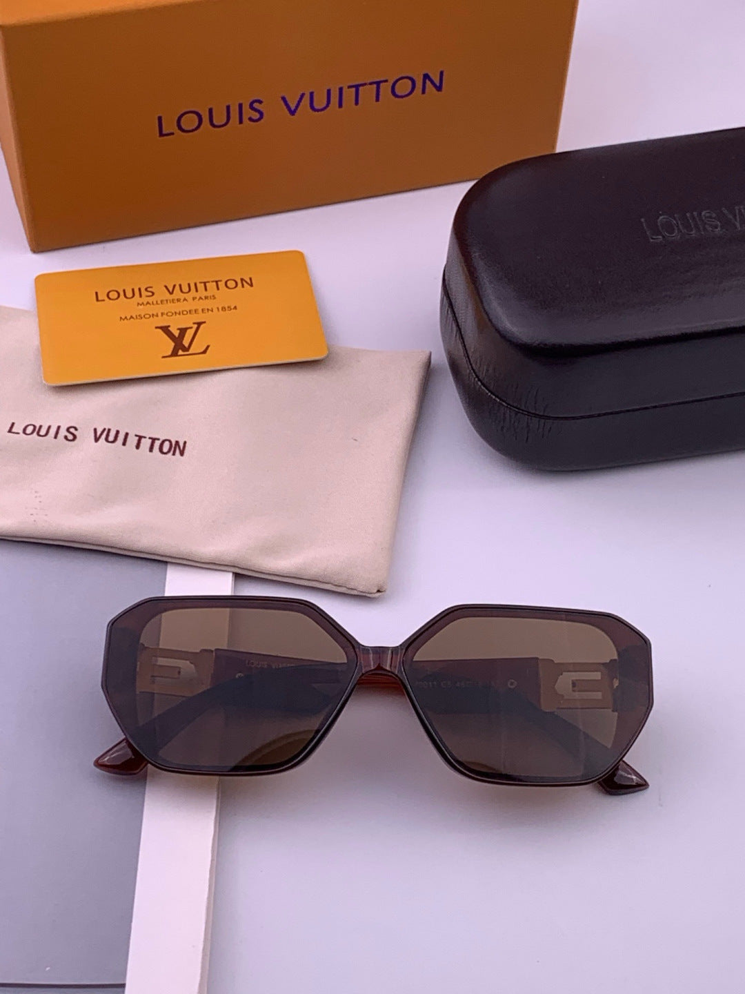 Louis Vuitton L17001 Square Black Lens Sunglasses for Women - 371303 - detail image 7