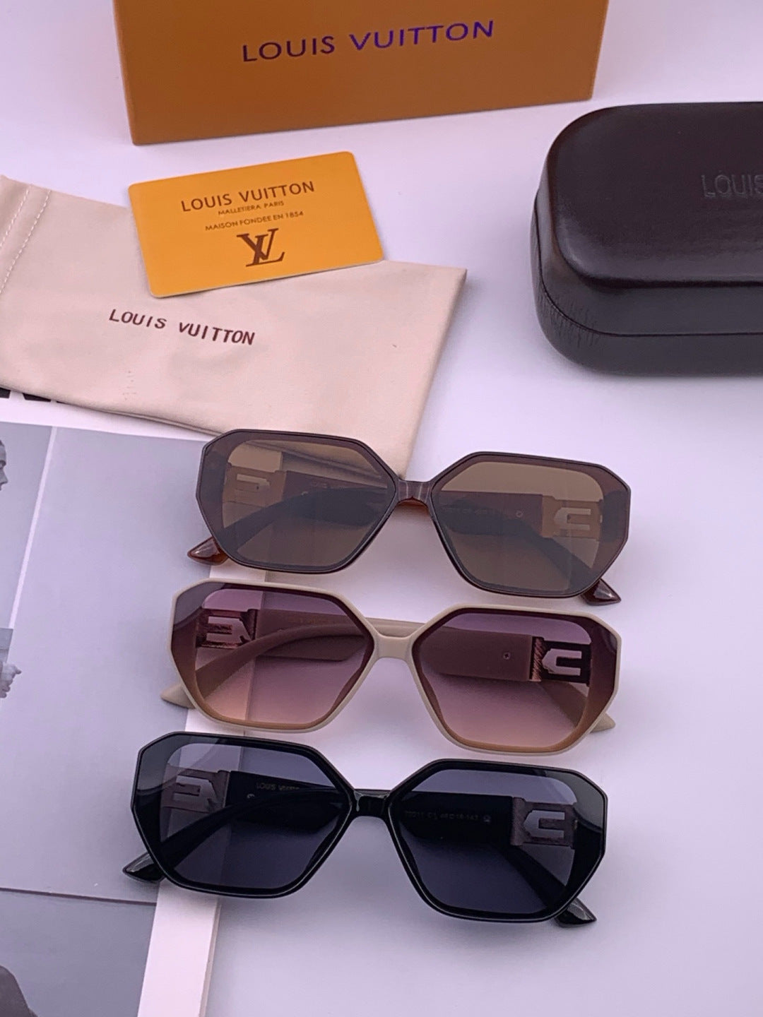 Louis Vuitton L17001 Square Black Lens Sunglasses for Women - 371304 - detail image 8