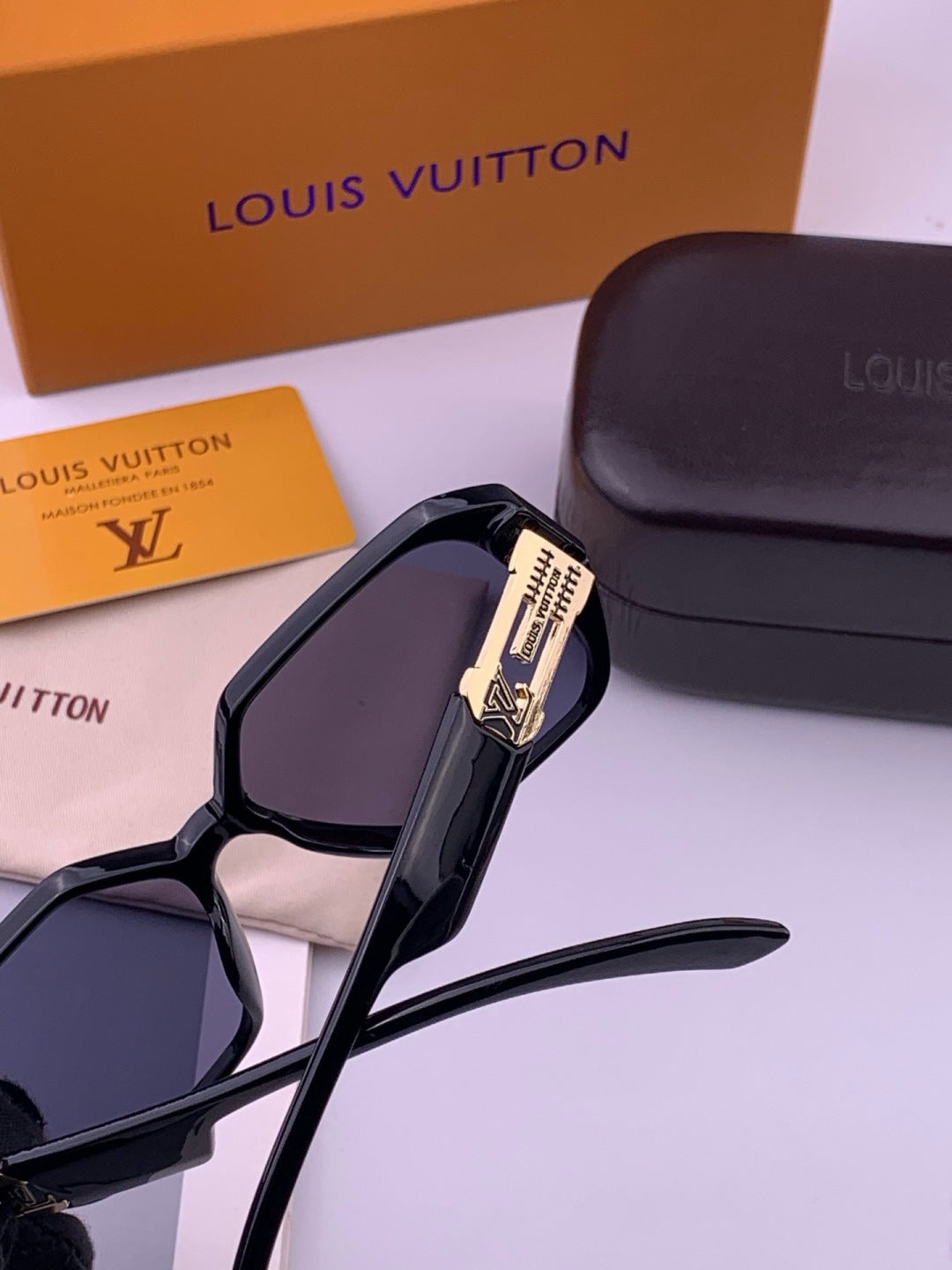 Louis Vuitton L17001 Square Black Lens Sunglasses for Women - 371304 - detail image 4