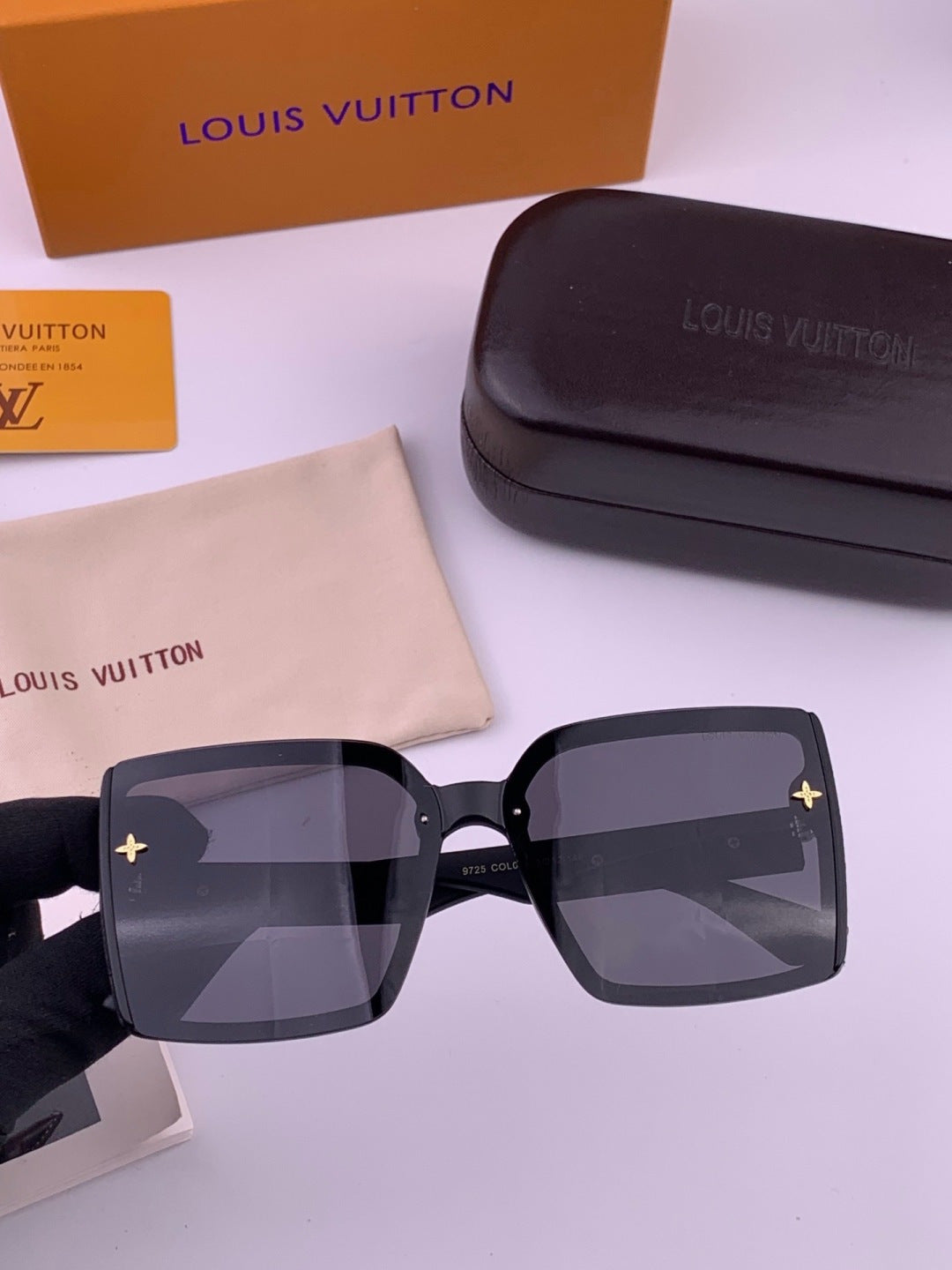 Louis Vuitton Fashion Gold Lens Sunglasses for Men & Women - 381846 - detail image 3