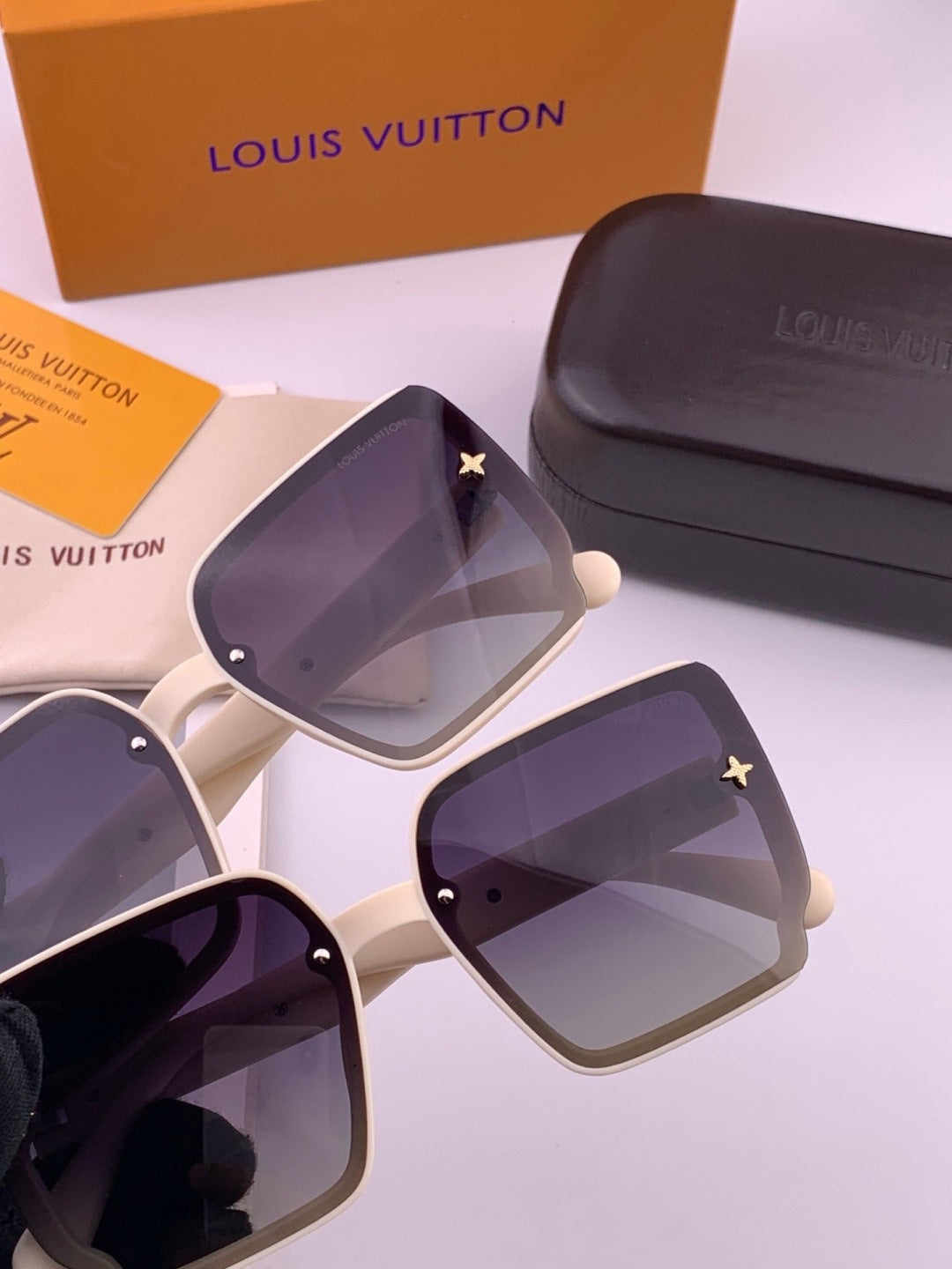 Louis Vuitton L1007 Polarized Square Brown Lens Sunglasses for Men & Women - detail image 5