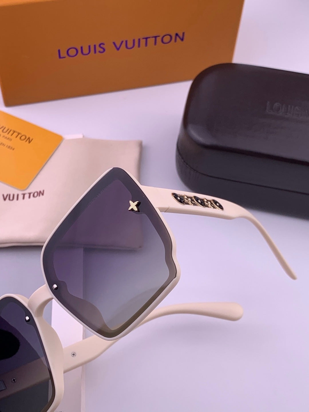 Louis Vuitton L1007 Polarized Square Brown Lens Sunglasses for Men & Women - detail image 3