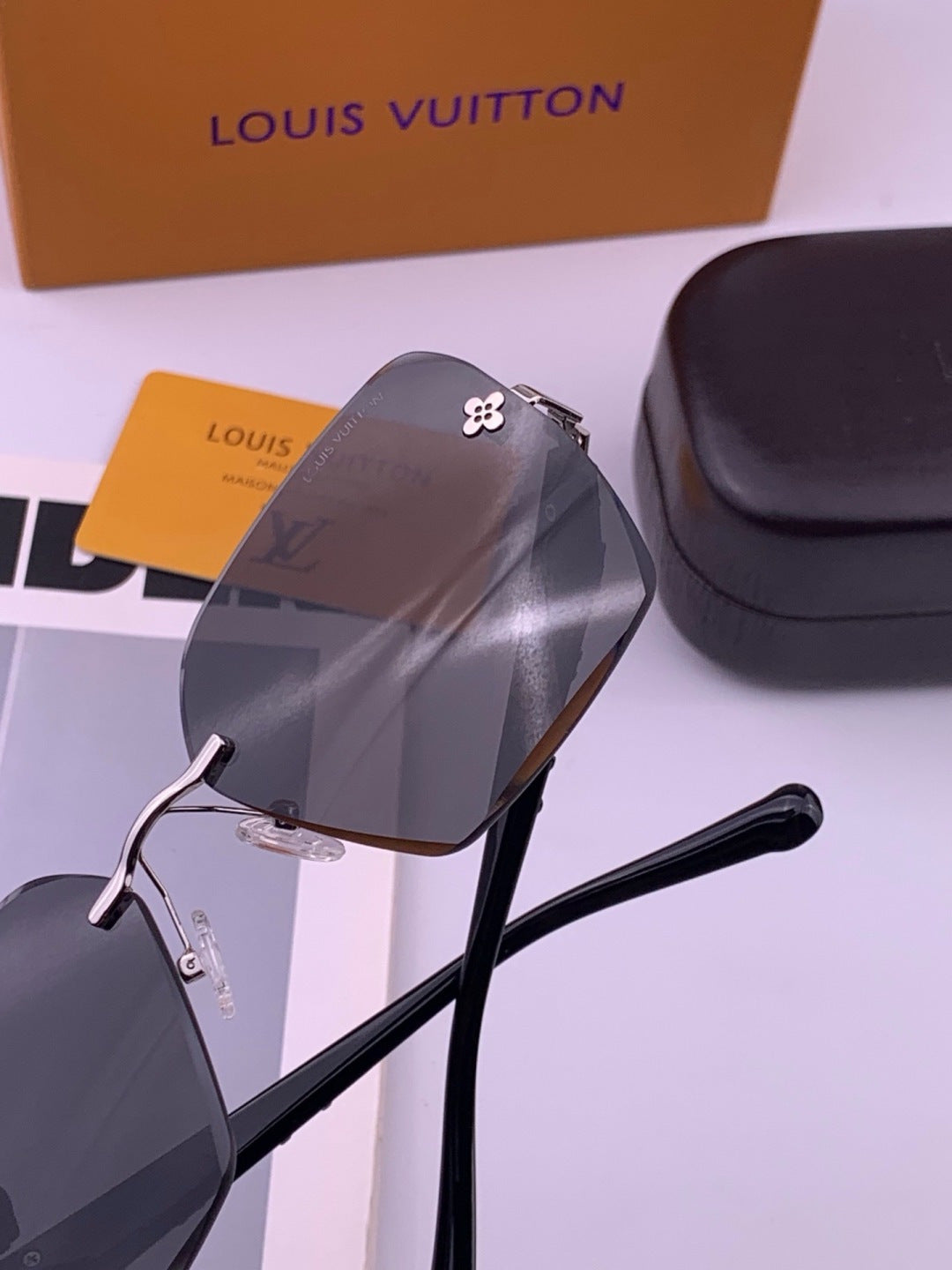 Louis Vuitton L8612 Square Gold Lens Sunglasses for Men & Women - 381826 - detail image 4