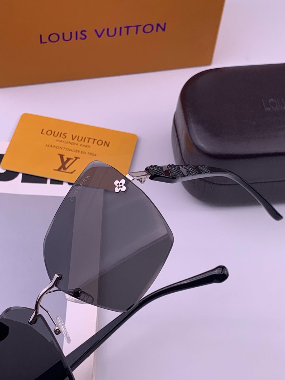 Louis Vuitton L8612 Square Gold Lens Sunglasses for Men & Women - 381826 - detail image 3