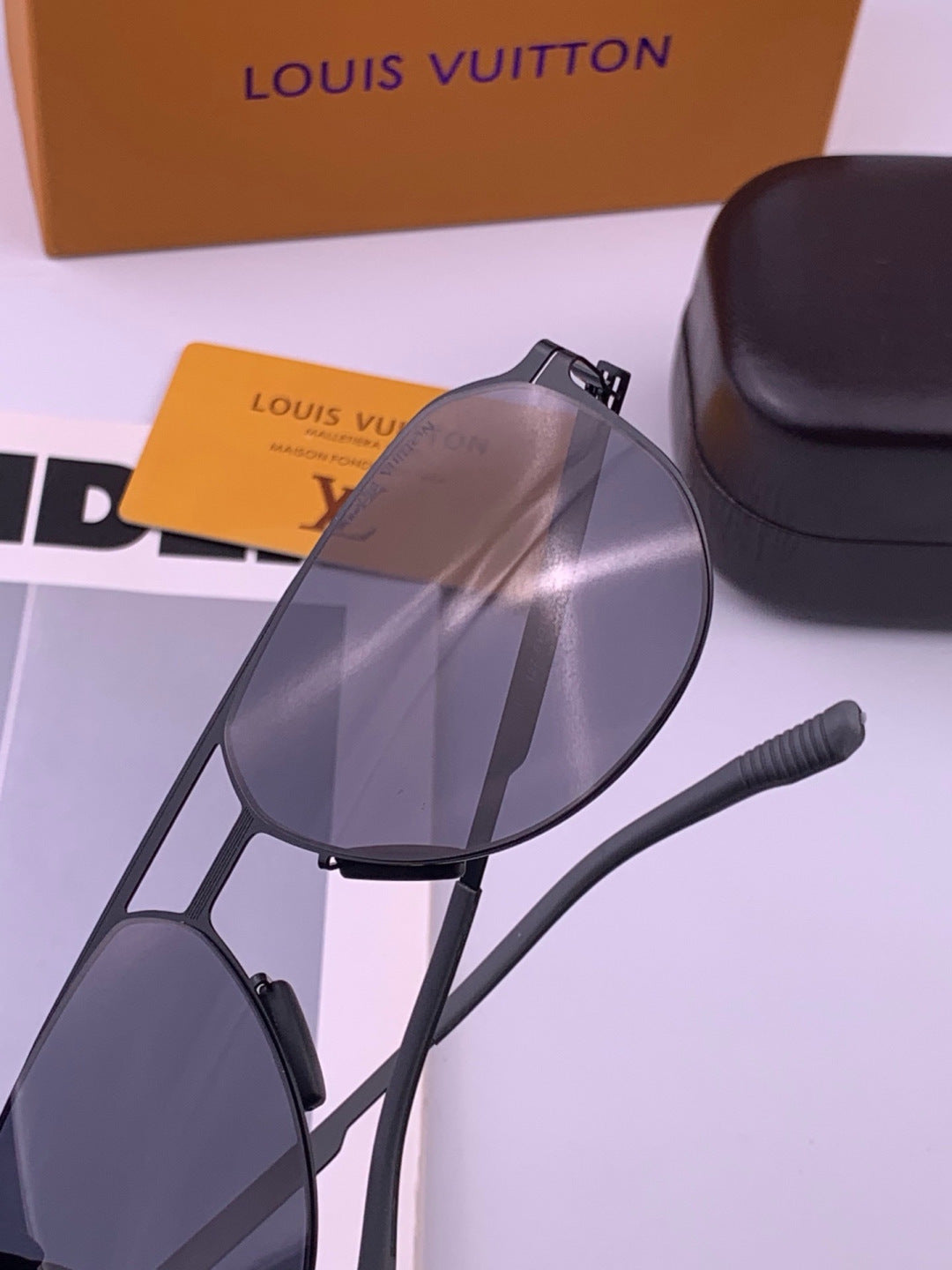 Louis Vuitton L712 Fashion Brown Lens Sunglasses for Men & Women - 381815 - detail image 4
