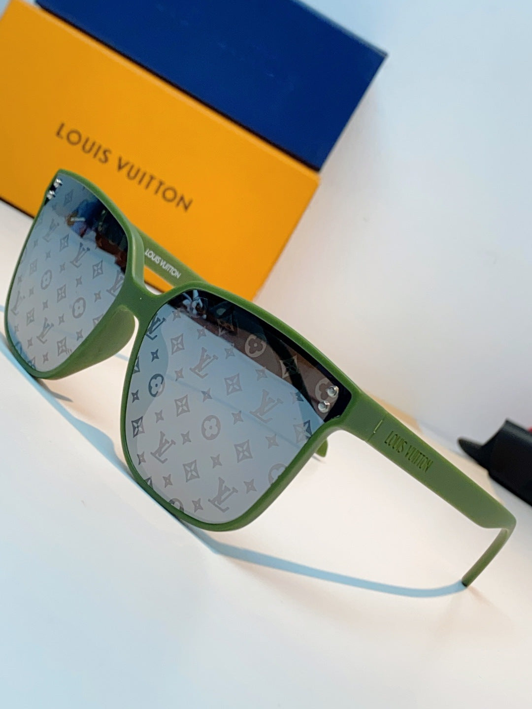 Louis Vuitton Square Black Lens Sunglasses for Men & Women - 398156 - detail image 8
