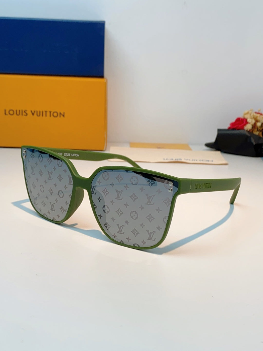 Louis Vuitton Square Black Lens Sunglasses for Men & Women - 398156 - detail image 2