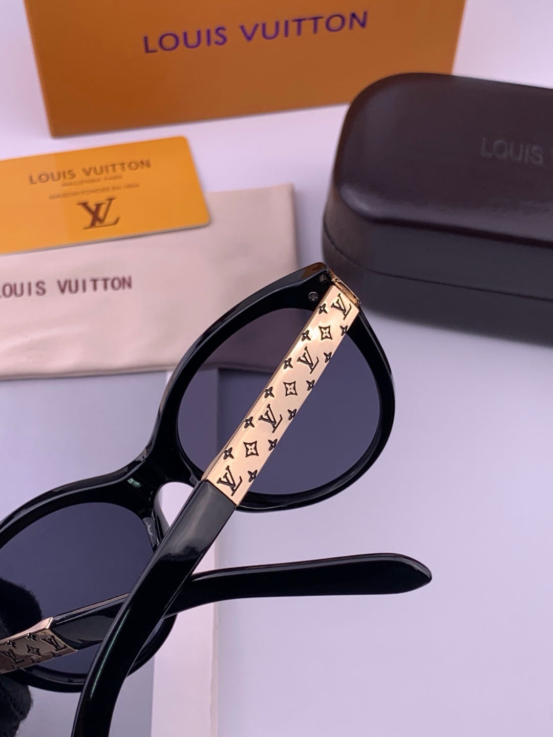 Louis Vuitton L87000 Oversized Black Lens Sunglasses for Men & Women - 398212 - detail image 6