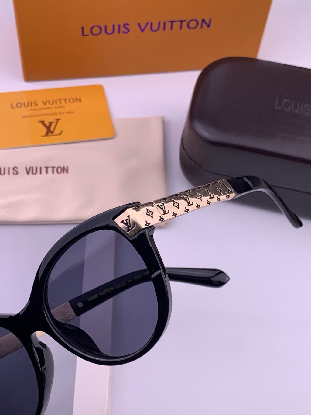 Louis Vuitton L87000 Oversized Black Lens Sunglasses for Men & Women - 398212 - detail image 3