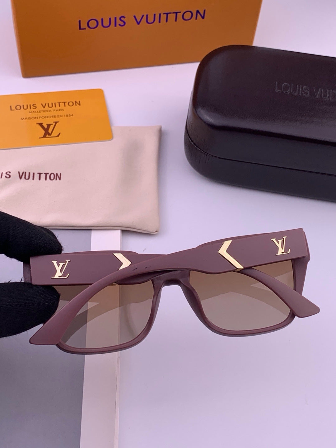 Louis Vuitton L77004 Oversized Purple Lens Sunglasses for Men & Women - 398216 - detail image 4