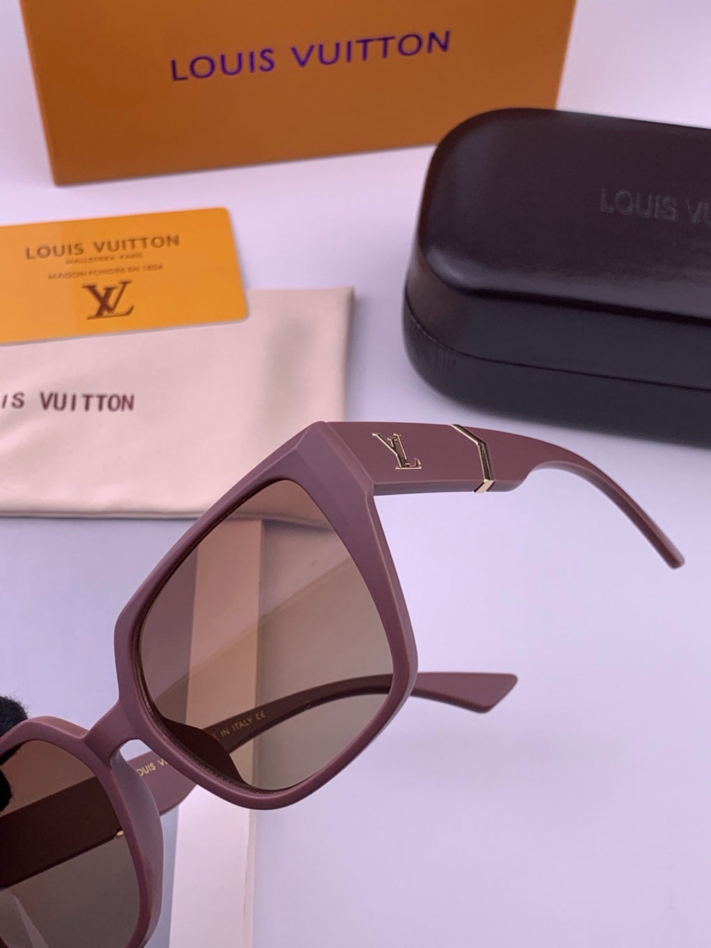 Louis Vuitton L77004 Oversized Purple Lens Sunglasses for Men & Women - 398216 - detail image 2