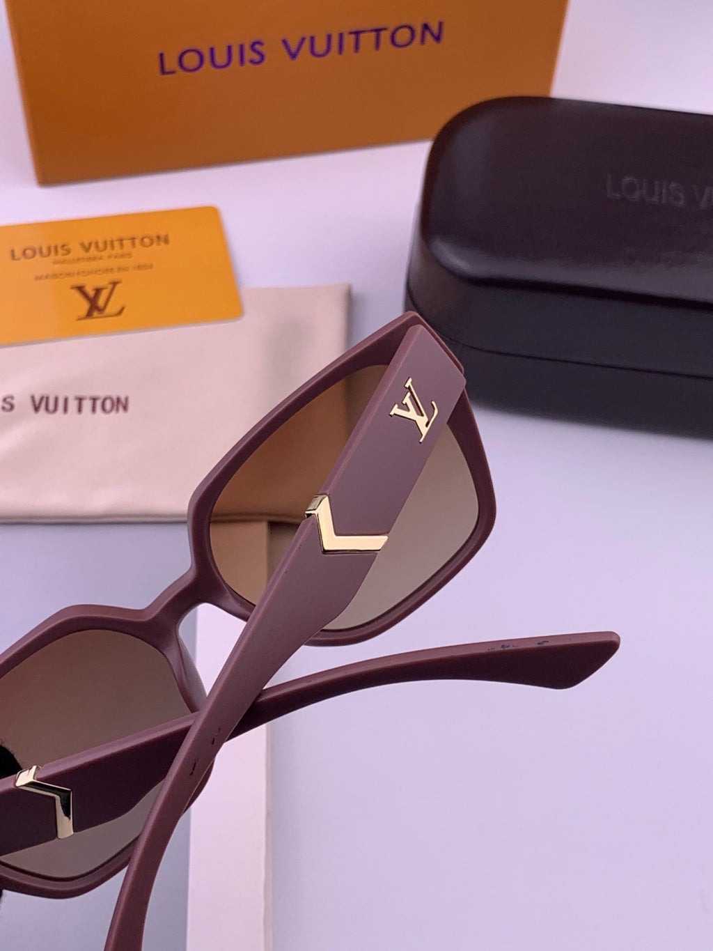 Louis Vuitton L77004 Oversized Purple Lens Sunglasses for Men & Women - 398216 - detail image 3