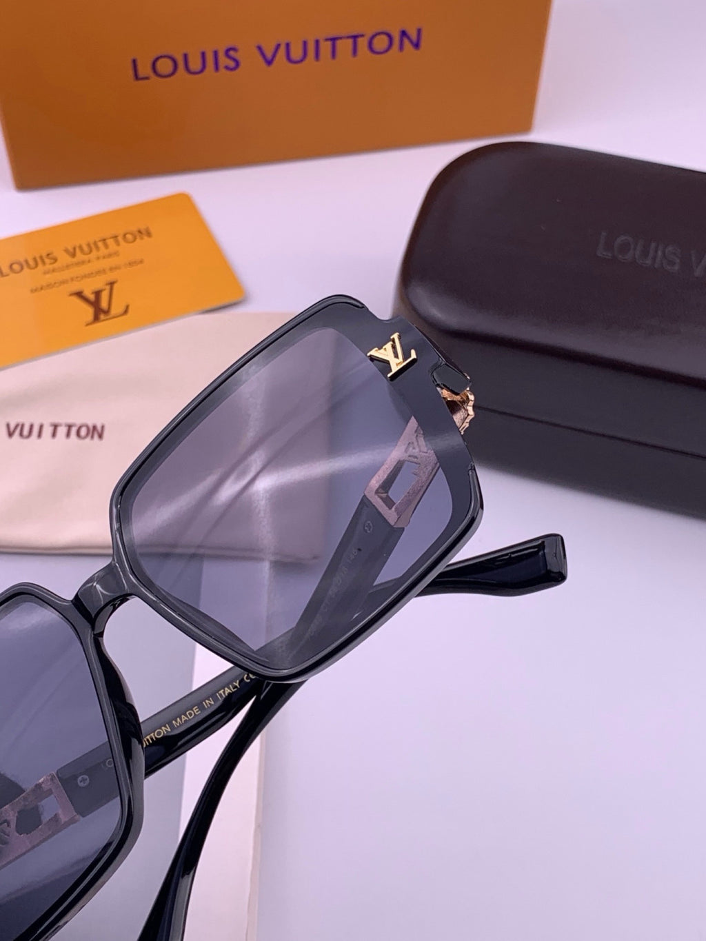 Louis Vuitton L77004 Oversized Blue Lens Sunglasses for Men & Women - 398220 - detail image 6