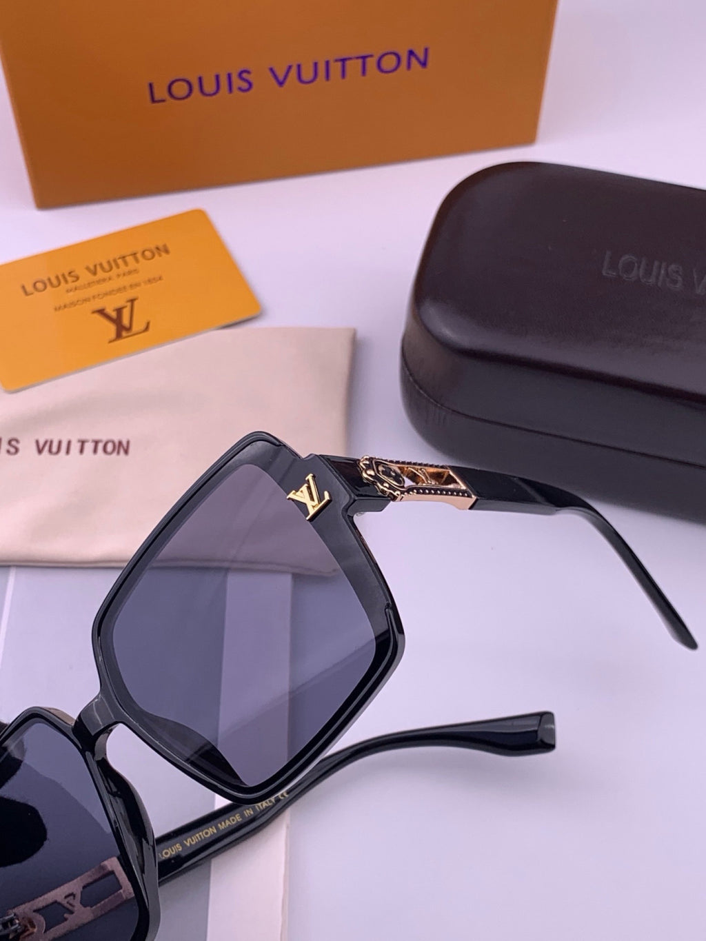 Louis Vuitton L77004 Oversized Blue Lens Sunglasses for Men & Women - 398220 - detail image 3